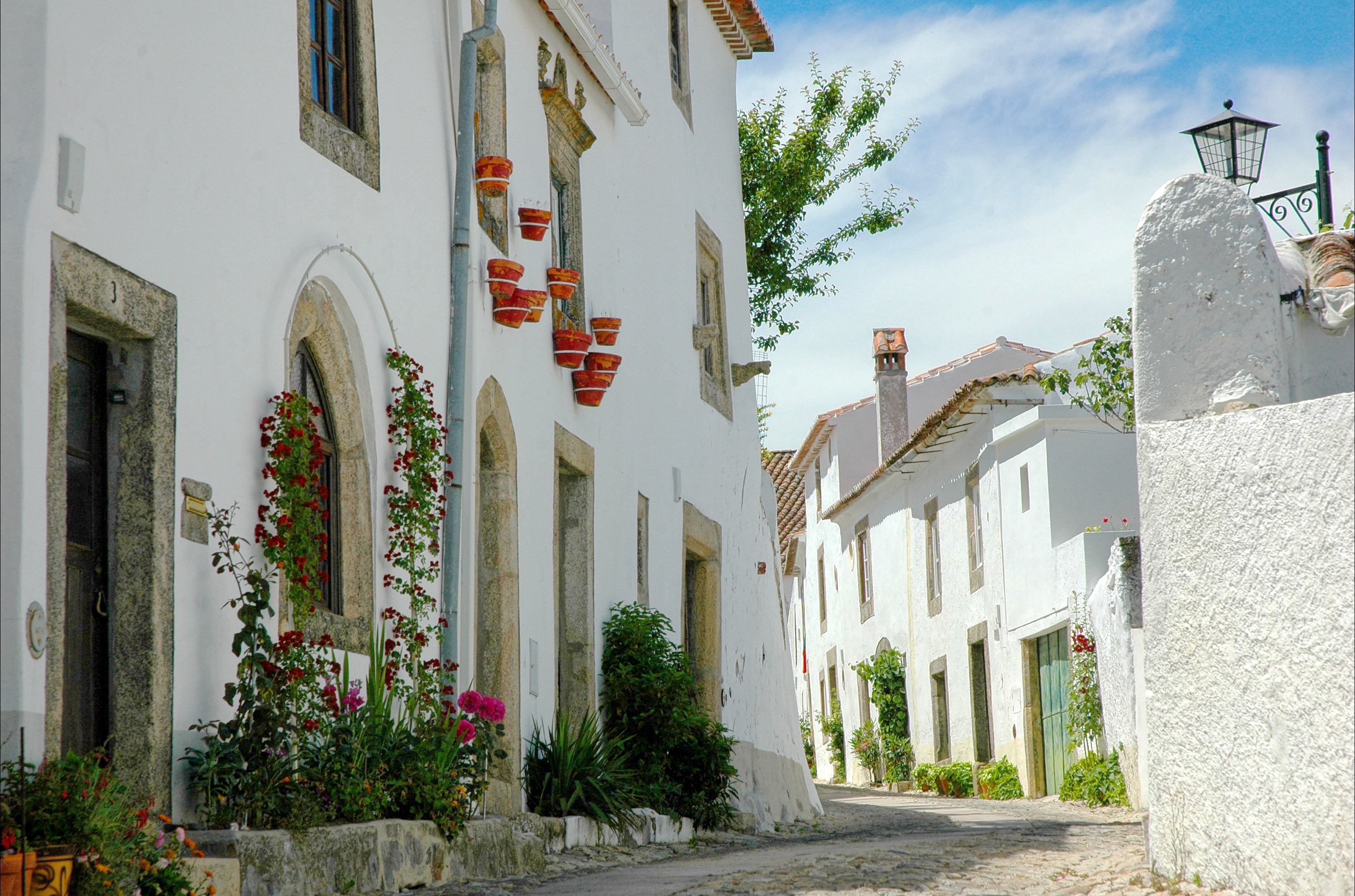 vila de casas brancas em Portugal