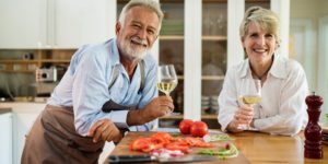 Visto d7 aposentados e rendimentos próprios Casal de senhores na cozinha